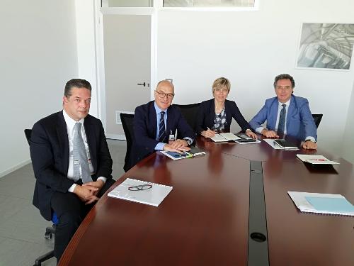 Incontro esponenti della Giunta regionale con i vertici dell'Aeroporto di Ronchi dei Legionari. 
Da sinistra: Marco Consalvo (direttore generale Trieste Airport), Antonio Marano (presidente Trieste Airport),
Barbara Zilli (assessore regionale Finanze e Patrimonio),
Graziano Pizzimenti (Assessore regionale Infrastrutture e Territorio)
- Udine 28/05/2018